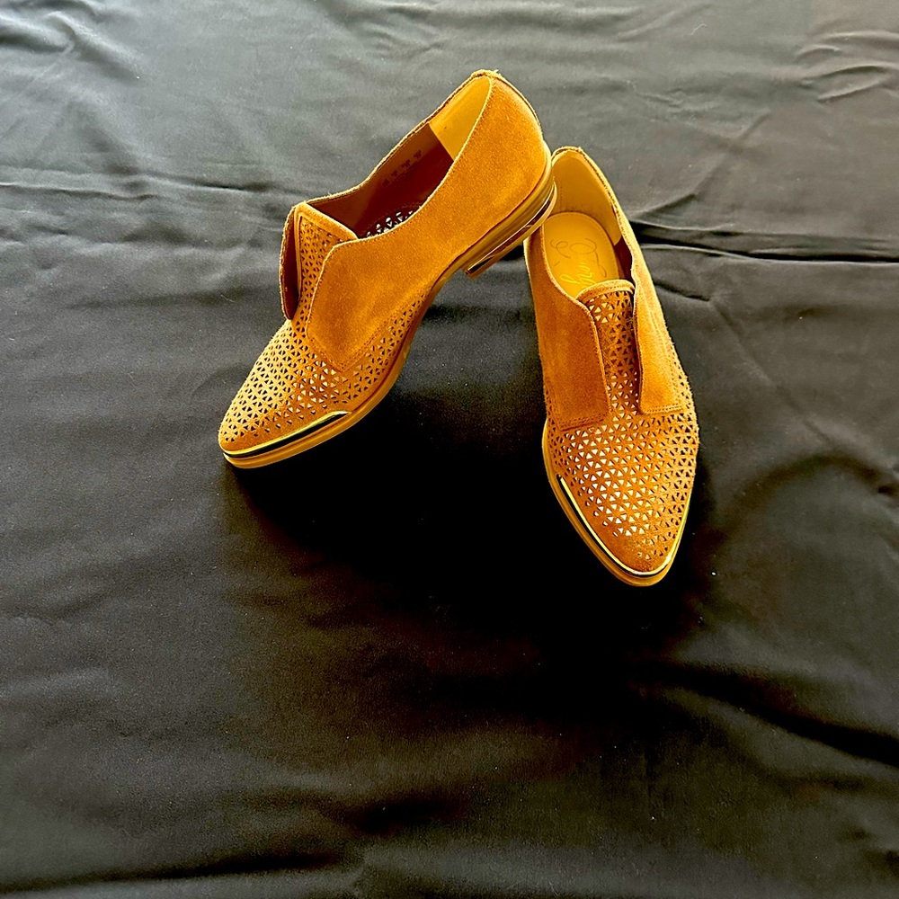 Fergie Size 8 camel suede shoes